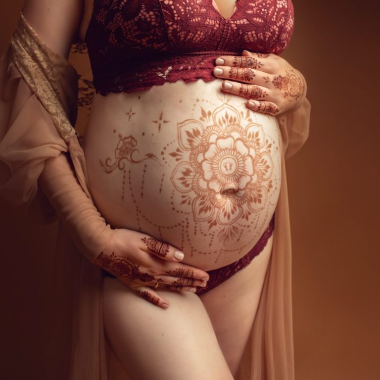 Schwangerschaftsbauch Bemalen Schwangerschaftsbauch mit Henna bemalen